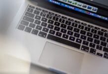 Dev containers a dziedziczenie licencji dependencji