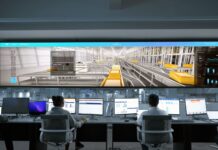 Od arkusza Excela do inteligentnej fabryki: realna ścieżka transformacji AI dla MŚP Operatorzy w nowoczesnej sterowni monitorujący cyfrowe ekrany systemów