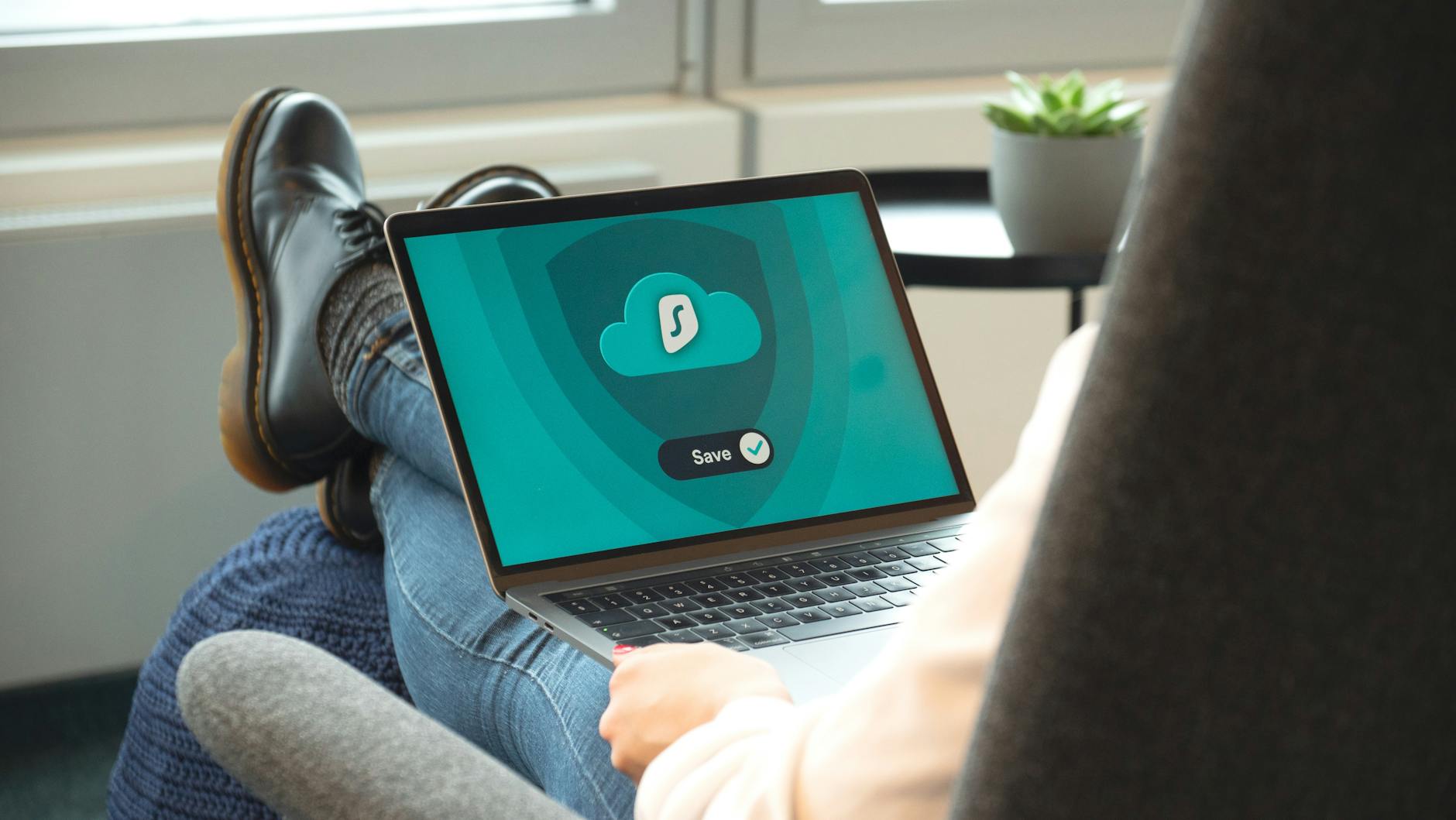 Osoba w butach ogląda na laptopie ekran z włączoną ochroną VPN