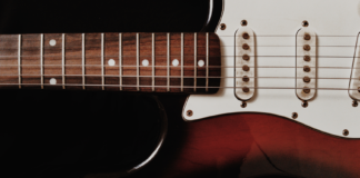 Zbliżenie na elektryczną gitarę solową na ciemnym tle