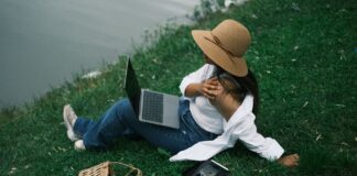 Prawo do bycia offline w erze wszechobecnej sztucznej inteligencji jak obronić się przed cyfrowym naciskiem Kobieta odpoczywa nad rzeką z laptopem i tabletem w letni dzień