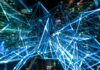 Czy internet rzeczy uczyni nasze miasta naprawdę inteligentnymi Nocna panorama miasta z świetlnymi smugami symbolizującymi sieci IoT