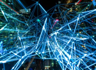 Czy internet rzeczy uczyni nasze miasta naprawdę inteligentnymi Nocna panorama miasta z świetlnymi smugami symbolizującymi sieci IoT