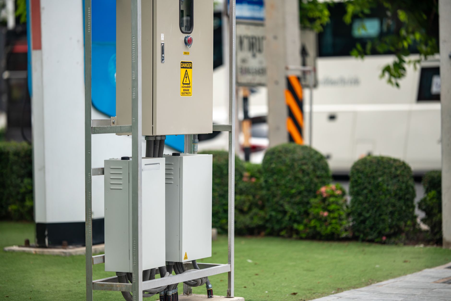 Nowoczesna stacja ładowania aut elektrycznych w zielonej przestrzeni miejskiej