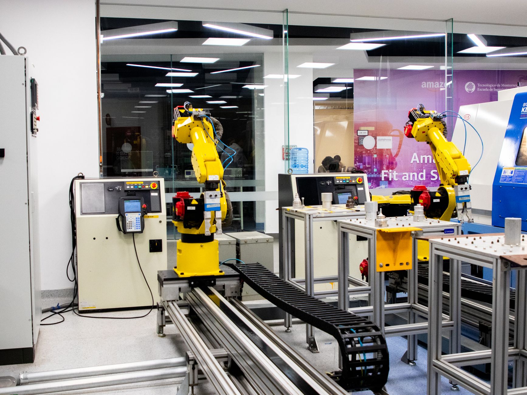 Robotyczne ramiona pracujące w nowoczesnej sterowni fabryki samochodów