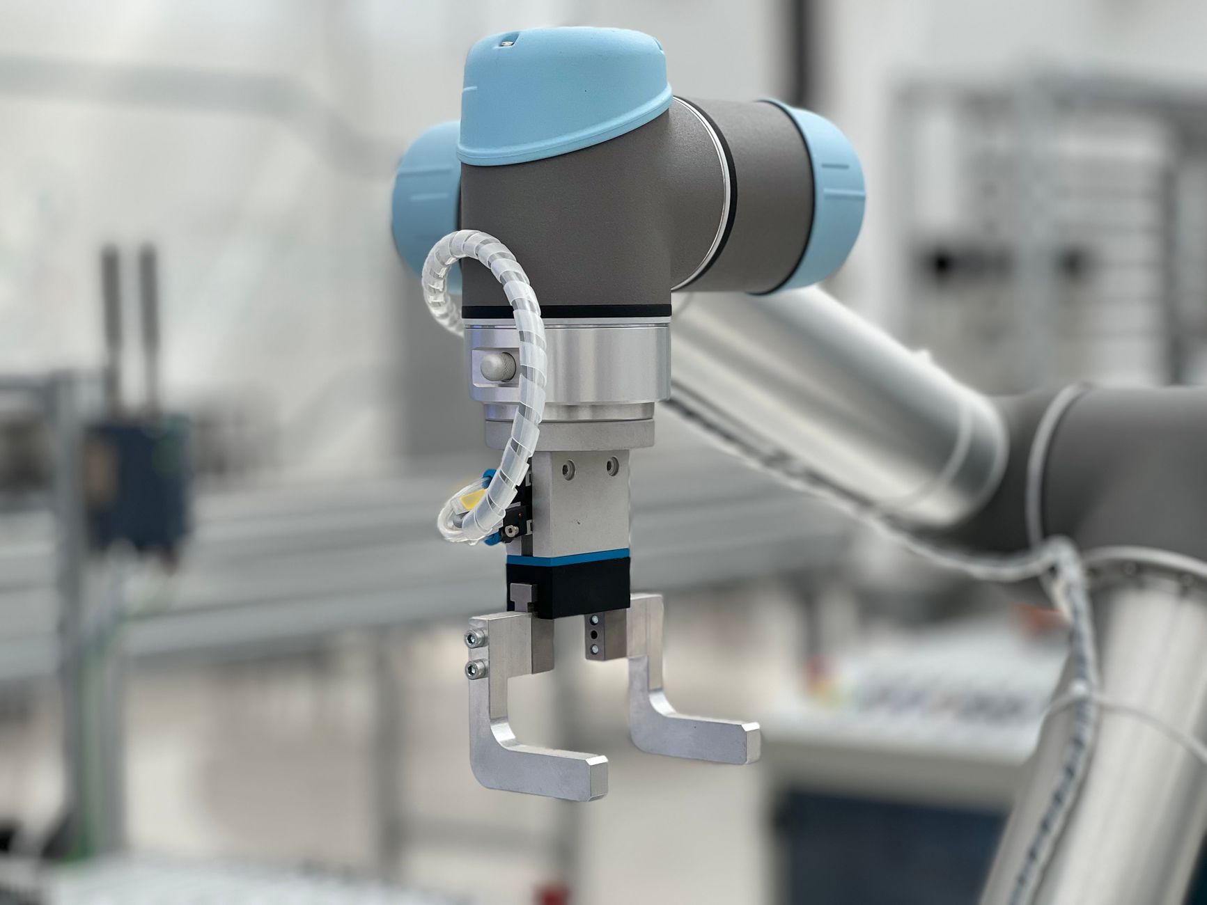 Zbliżenie na ramię robota w nowoczesnej hali przemysłowej