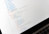 Ekosystem bibliotek Node. Zbliżenie ekranu laptopa z kodem JavaScript podczas programowania