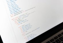 Ekosystem bibliotek Node. Zbliżenie ekranu laptopa z kodem JavaScript podczas programowania