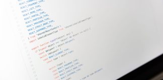 Zbliżenie ekranu laptopa z kodem JavaScript podczas programowania
