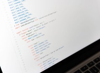 Ekosystem bibliotek Node. Zbliżenie ekranu laptopa z kodem JavaScript podczas programowania