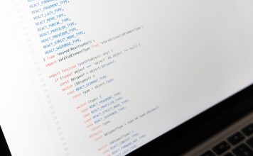 Ekosystem bibliotek Node. Zbliżenie ekranu laptopa z kodem JavaScript podczas programowania