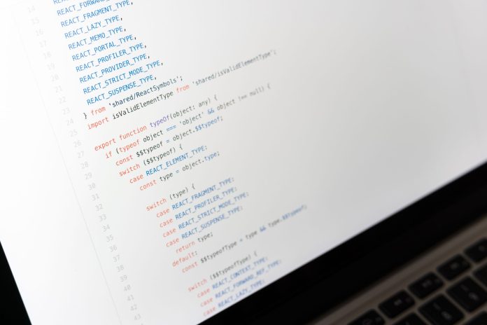 Zbliżenie ekranu laptopa z kodem JavaScript podczas programowania Zbliżenie ekranu laptopa z kodem JavaScript podczas programowania