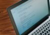 Google zmienia zasady gry: jak nowe aktualizacje wpływają na wyniki wyszukiwania Zbliżenie laptopa z otwartą stroną wyszukiwarki Google