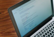 Google zmienia zasady gry: jak nowe aktualizacje wpływają na wyniki wyszukiwania Zbliżenie laptopa z otwartą stroną wyszukiwarki Google