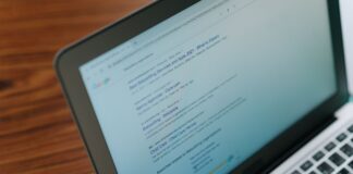 Zbliżenie laptopa z otwartą stroną wyszukiwarki Google