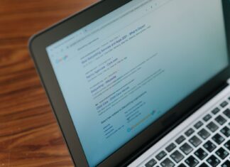 Zbliżenie laptopa z otwartą stroną wyszukiwarki Google