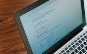 Google zmienia zasady gry: jak nowe aktualizacje wpływają na wyniki wyszukiwania Zbliżenie laptopa z otwartą stroną wyszukiwarki Google