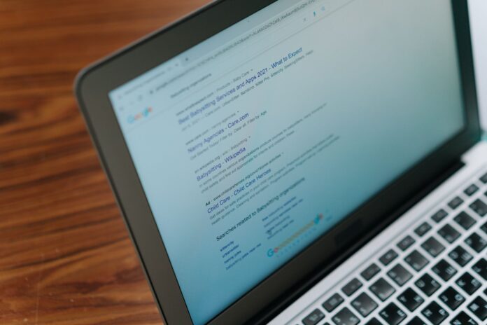 Zbliżenie laptopa z otwartą stroną wyszukiwarki Google Zbliżenie laptopa z otwartą stroną wyszukiwarki Google