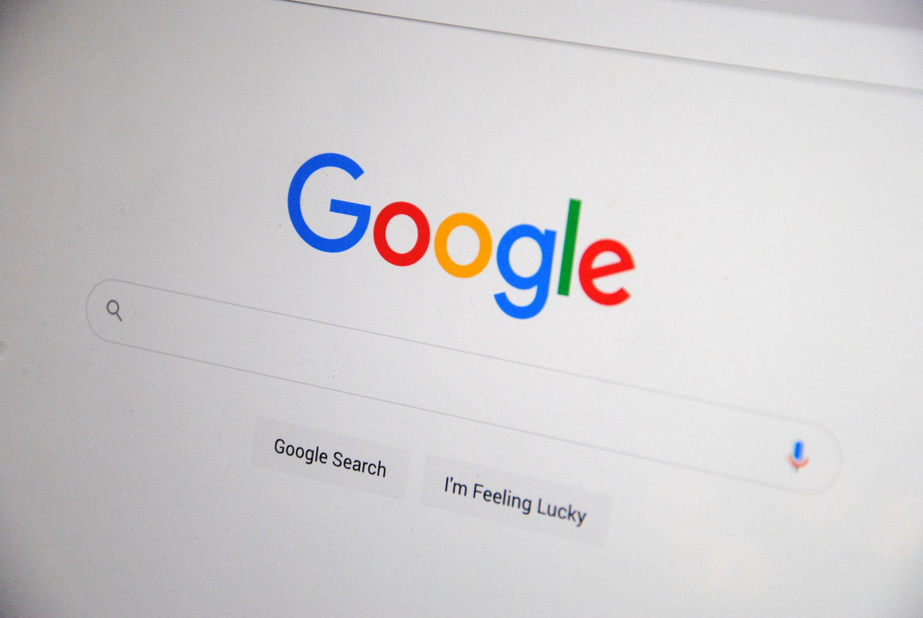 Zbliżenie na stronę główną Google na ekranie z opcjami wyszukiwania