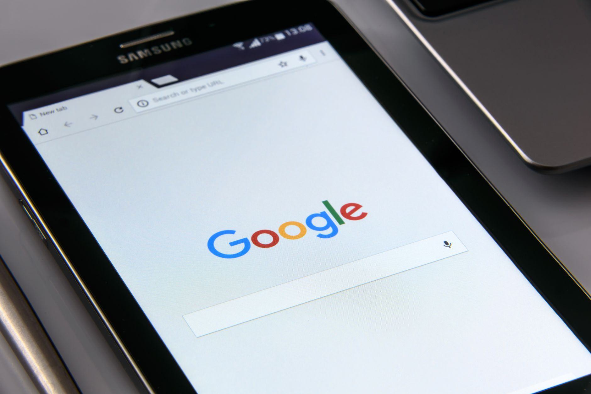 Zbliżenie na tablet z ekranem wyszukiwarki Google