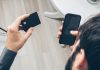 Bezpieczne zakupy online: 15 rzeczy do sprawdzenia przed płatnością Mężczyzna płaci online smartfonem i kartą kredytową