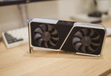 Czy do machine learningu potrzebna jest mocna karta graficzna? Zbliżenie na kartę graficzną GeForce RTX na biurku